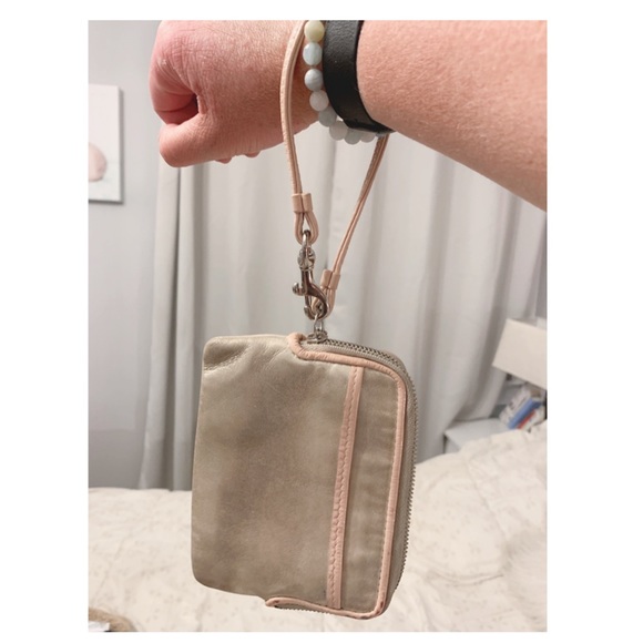 RARE Coach Poppy shimmery wristlet - Picture 4 of 15